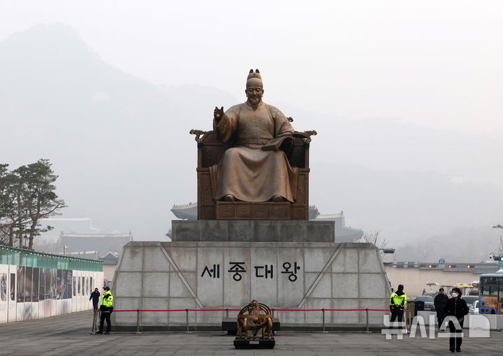 [서울=뉴시스] 배훈식 기자 = 전국 대부분 지역에 초미세먼지가 나쁨 수준을 보인 27일 오전 서울 종로구 광화문광장에서 바라본 광화문과 북악산이 뿌옇게 흐려져 있다. 2026.03.27. dahora83@newsis.com