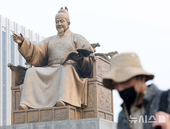 [서울=뉴시스] 배훈식 기자 = 전국 대부분 지역에 초미세먼지가 나쁨 수준을 보인 27일 오전 서울 종로구 광화문광장 세종대왕 동상 앞을 마스크를 쓴 시민이 걸어가고 있다. 2026.03.27. dahora83@newsis.com