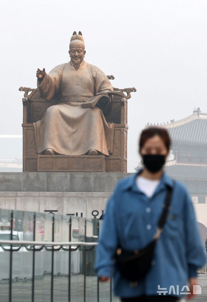 [서울=뉴시스] 배훈식 기자 = 전국 대부분 지역에 초미세먼지가 나쁨 수준을 보인 27일 오전 서울 종로구 광화문광장에서 바라본 광화문과 북악산이 뿌옇게 흐려져 있다. 2026.03.27. dahora83@newsis.com