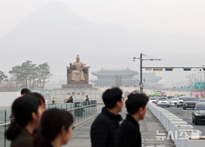 [서울=뉴시스] 배훈식 기자 = 전국 대부분 지역에 초미세먼지가 나쁨 수준을 보인 27일 오전 서울 종로구 광화문광장에서 바라본 광화문과 북악산이 뿌옇게 흐려져 있다. 2026.03.27. dahora83@newsis.com