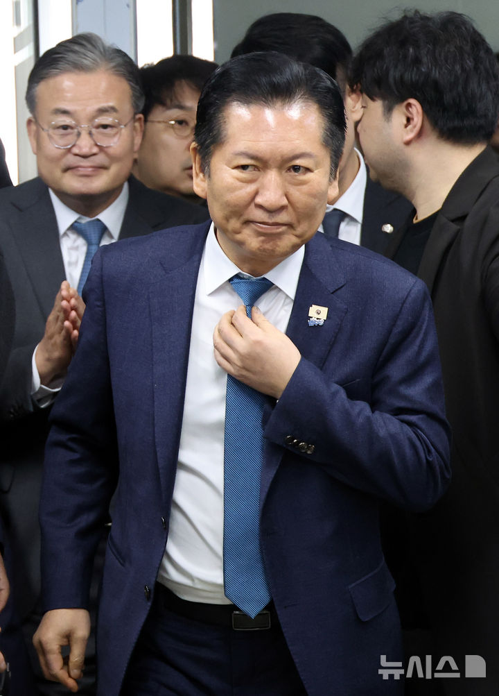 [세종=뉴시스] 강종민 기자 = 정청래 더불어민주당 대표가 27일 세종시 아름동 세종시당에서 열린 현장 최고위원회의에 입장하고 있다. 2026.03.27. ppkjm@newsis.com