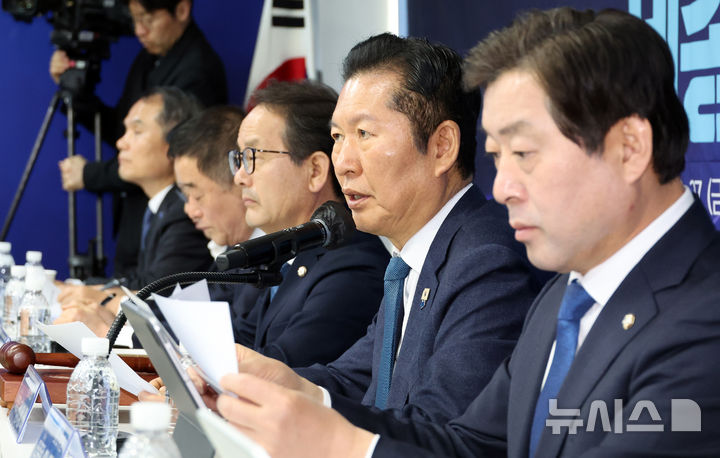 [세종=뉴시스] 강종민 기자 = 정청래 더불어민주당 대표가 27일 세종시 아름동 세종시당에서 열린 현장 최고위원회의에서 발언하고 있다. 2026.03.27. ppkjm@newsis.com