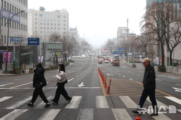 [인천=뉴시스] 전진환 기자 = 전국 대부분 지역에 초미세먼지가 나쁨 수준을 보인 27일 오전 인천 남동구 중앙공원에서 바라본 하늘이 뿌옇게 보이고 있다. 2026.03.27. amin2@newsis.com