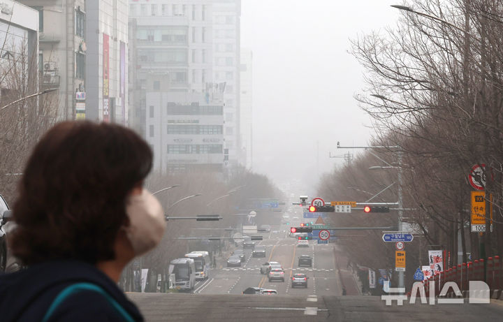 [인천=뉴시스] 전진환 기자 = 전국 대부분 지역에 초미세먼지가 나쁨 수준을 보인 27일 오전 인천 남동구 구월동에서 바라본 하늘이 뿌옇게 보이고 있다. 2026.03.27. amin2@newsis.com