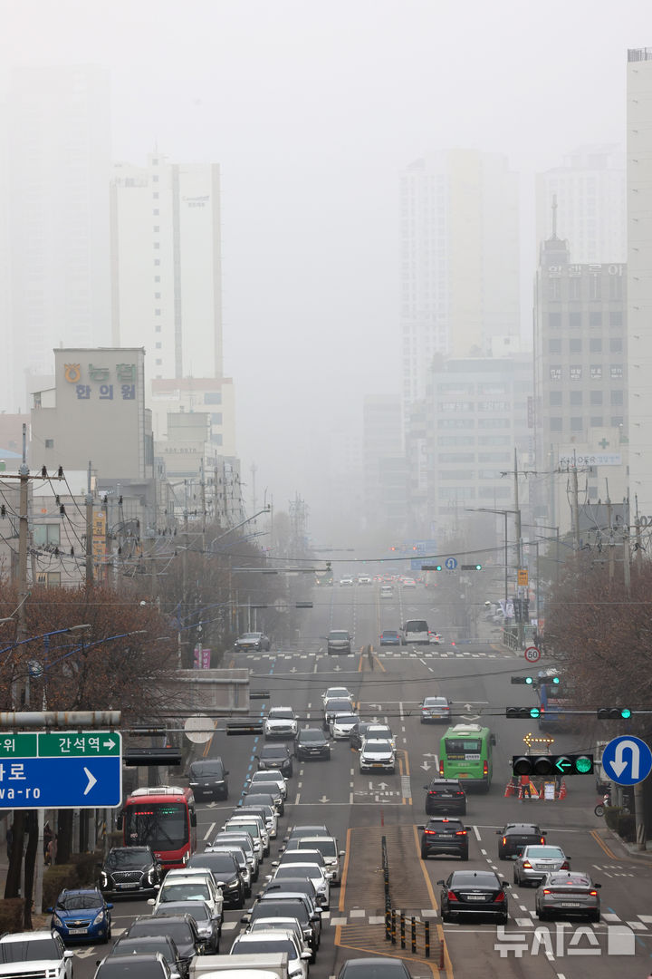 [인천=뉴시스] 전진환 기자 = 전국 대부분 지역에 초미세먼지가 나쁨 수준을 보인 27일 오전 인천 남동구 중앙공원에서 바라본 하늘이 뿌옇게 보이고 있다. 2026.03.27. amin2@newsis.com