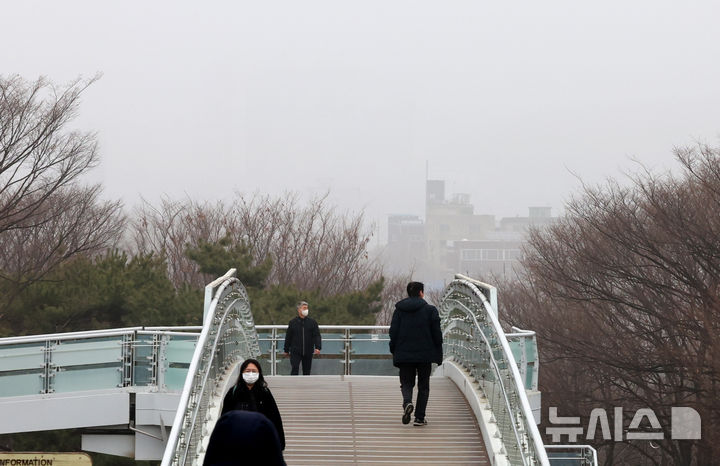 주말 맑은 충남권, 낮 21도 '봄만끽'…미세먼지 한때 나쁨