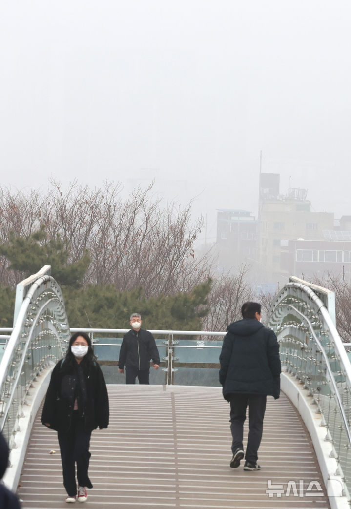 [인천=뉴시스] 전진환 기자 = 전국 대부분 지역에 초미세먼지가 나쁨 수준을 보인 27일 오전 인천 남동구 중앙공원에서 바라본 하늘이 뿌옇게 보이고 있다. 2026.03.27. amin2@newsis.com