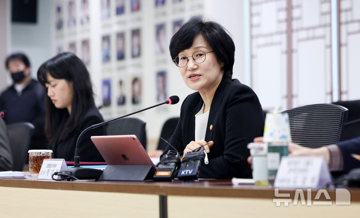 [서울=뉴시스] 김선웅 기자 = 원민경 성평등가족부 장관이 27일 서울 종로구 정부서울청사에서 열린 제4차 인신매매등방지정책 조정협의회에서 모두발언을 하고 있다. 2026.03.27. mangusta@newsis.com