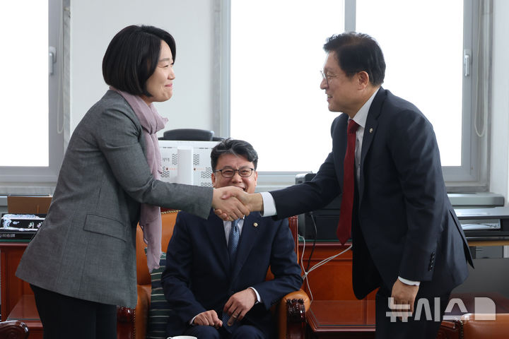 [서울=뉴시스] 고승민 기자 = 국회 예산결산특별위원회 진성준 위원장과 이소영 더불어민주당 간사, 박형수 국민의힘 간사가 27일 서울 여의도 국회에서 추경 심사 일정을 협의하기 위해 회동하고 있다. 여야 간사가 악수하고 있다. 2026.03.27. kkssmm99@newsis.com