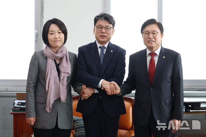 [서울=뉴시스] 고승민 기자 = 국회 예산결산특별위원회 진성준(가운데) 위원장과 이소영(왼쪽) 더불어민주당 간사, 박형수 국민의힘 간사가 27일 서울 여의도 국회에서 추경 심사 일정을 협의하기 위해 회동하며 대화 전 기념촬영하고 있다. 2026.03.27. kkssmm99@newsis.com