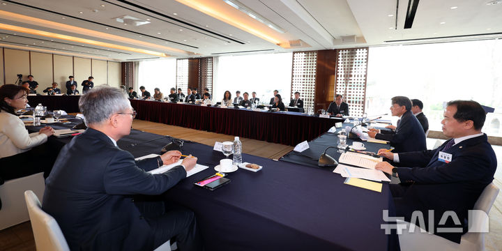 [서울=뉴시스] 이영환 기자 = 노태악 중앙선거관리위원회 위원장이 27일 오전 서울 중구 웨스틴조선호텔에서 열린 제9회 전국동시지방선거 선거자문위원회희에서 인사말을 하고 있다. 2026.03.27. 20hwan@newsis.com