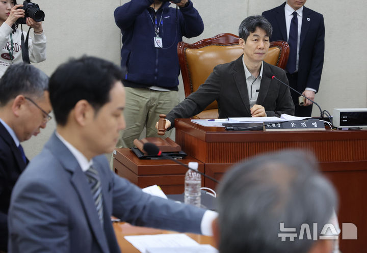[서울=뉴시스] 김명년 기자 = 윤건영 국회 정치개혁특별위원회 공직선거법 및 지방선거구 제개편 심사소위원장이 27일 오전 서울 여의도 국회에서 열린 정개특위 소위에서 의사봉을 두드리고 있다. 2026.03.27. kmn@newsis.com