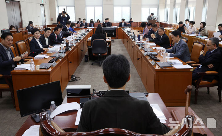 [서울=뉴시스] 김명년 기자 = 윤건영 국회 정치개혁특별위원회 공직선거법 및 지방선거구 제개편 심사소위원장이 지난달 27일 오전 서울 여의도 국회에서 열린 정개특위 소위에서 의사봉을 두드리고 있다. 2026.03.27. kmn@newsis.com