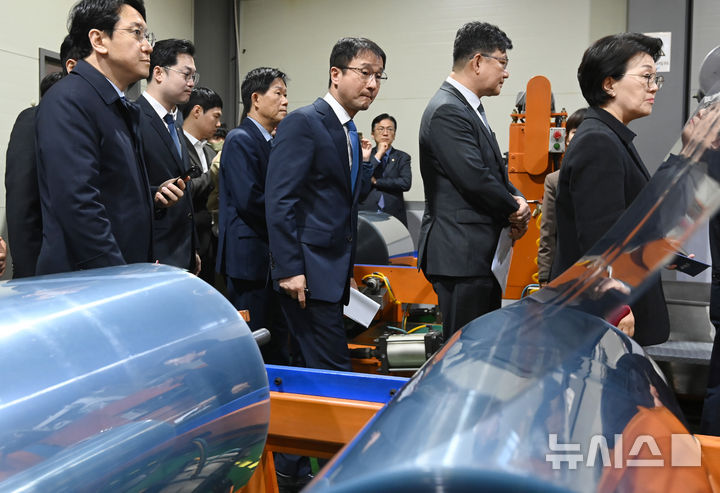 [경기광주=뉴시스] 김종택 기자 = 한병도 더불어민주당 원내대표가 27일 경기 광주시 한 플라스틱 제조업체에서 열린 '중동상황 민생현안 긴급 대응 및 상생협력을 위한 간담회'에 앞서 현장을 살펴보고 있다. 2026.03.27. jtk@newsis.com