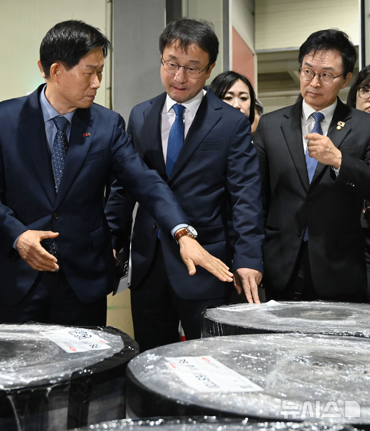 [경기광주=뉴시스] 김종택 기자 = 한병도 더불어민주당 원내대표가 27일 경기 광주시 한 플라스틱 제조업체에서 열린 '중동상황 민생현안 긴급 대응 및 상생협력을 위한 간담회'에 앞서 현장을 살펴보고 있다. 2026.03.27. jtk@newsis.com