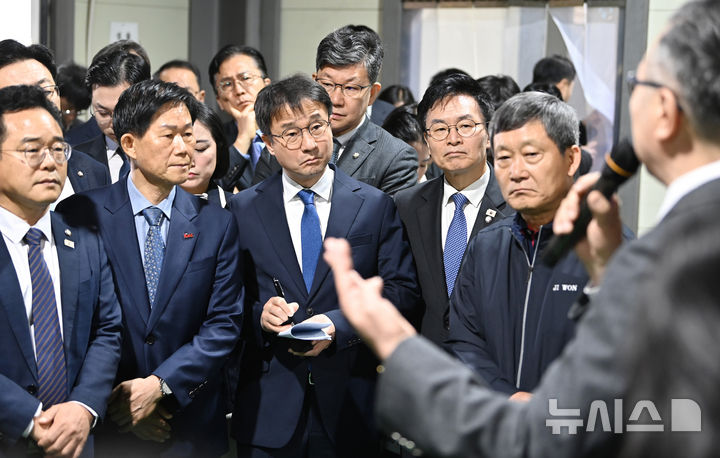 [경기광주=뉴시스] 김종택 기자 = 한병도 더불어민주당 원내대표가 27일 경기 광주시 한 플라스틱 제조업체에서 열린 '중동상황 민생현안 긴급 대응 및 상생협력을 위한 현장 간담회'에 앞서 관계자의 애로사항을 청취하고 있다. 2026.03.27. jtk@newsis.com