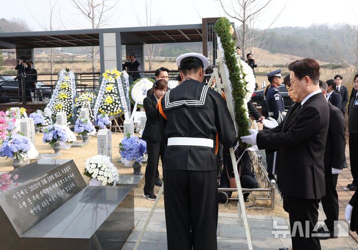 [대전=뉴시스] 고범준 기자 = 이재명 대통령과 김혜경 여사가 27일 국립대전현충원에서 열린 제11회 서해수호의 날 기념식에 앞서 천안함 용사 묘역을 찾아 헌화하고 있다. 2026.03.27. bjko@newsis.com