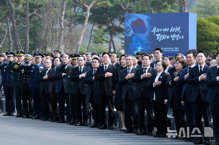 [대전=뉴시스] 고범준 기자 = 이재명 대통령과 김혜경 여사가 27일 국립대전현충원에서 열린 제11회 서해수호의 날 기념식에서 국민의례를 하고 있다. 2026.03.27. bjko@newsis.com