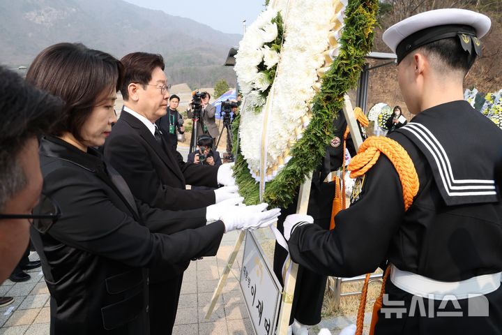 [대전=뉴시스] 고범준 기자 = 이재명 대통령과 김혜경 여사가 27일 국립대전현충원에서 열린 제11회 서해수호의 날 기념식에 앞서 제2연평해전 및 연평도 포격전 묘역을 찾아 헌화하고 있다. 2026.03.27. bjko@newsis.com