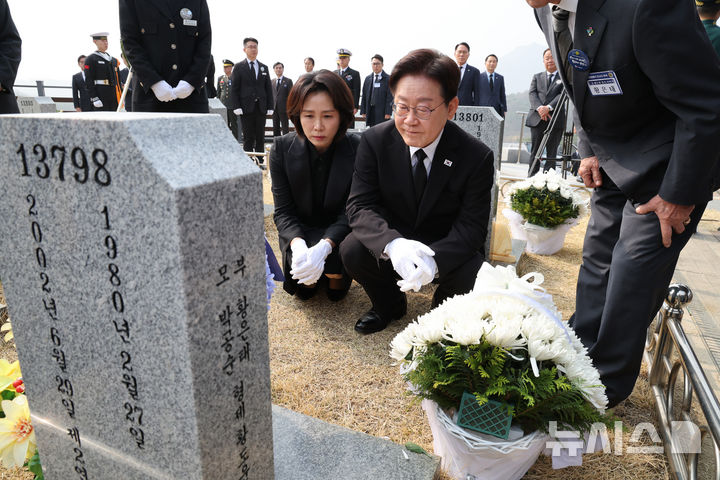 [대전=뉴시스] 고범준 기자 = 이재명 대통령과 김혜경 여사가 27일 국립대전현충원에서 열린 제11회 서해수호의 날 기념식에 앞서 제2연평해전 및 연평도 포격전 묘역을 살펴보고 있다. 2026.03.27. bjko@newsis.com