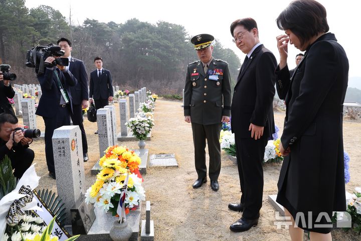 [대전=뉴시스] 고범준 기자 = 이재명 대통령과 김혜경 여사가 27일 국립대전현충원에서 열린 제11회 서해수호의 날 기념식에 앞서 고(故) 채수근 상병 묘역을 살펴보고 있다. 2026.03.27. bjko@newsis.com