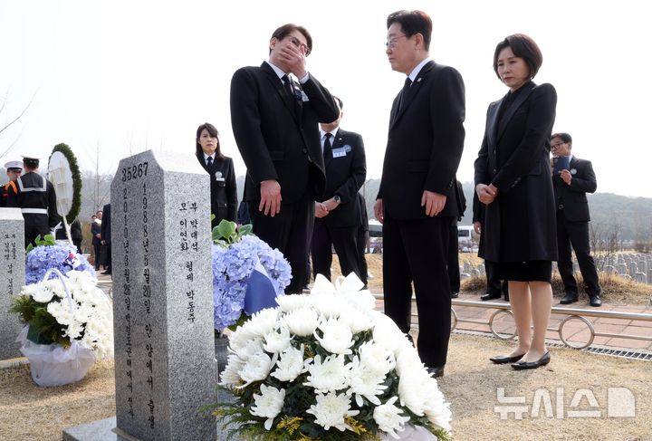 [대전=뉴시스] 고범준 기자 = 이재명 대통령과 김혜경 여사가 27일 국립대전현충원에서 열린 제11회 서해수호의 날 기념식에 앞서 천안함 용사 묘역을 찾아 유족을 위로하고 있다. 2026.03.27. bjko@newsis.com