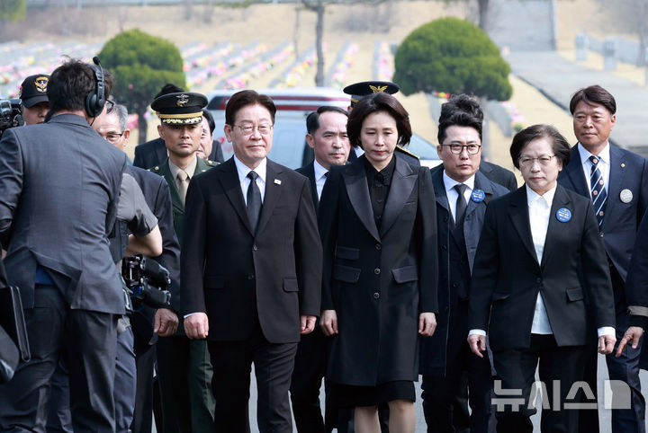 [대전=뉴시스] 고범준 기자 = 이재명 대통령과 김혜경 여사가 27일 국립대전현충원에서 열린 제11회 서해수호의 날 기념식에 입장하고 있다. 2026.03.27. bjko@newsis.com