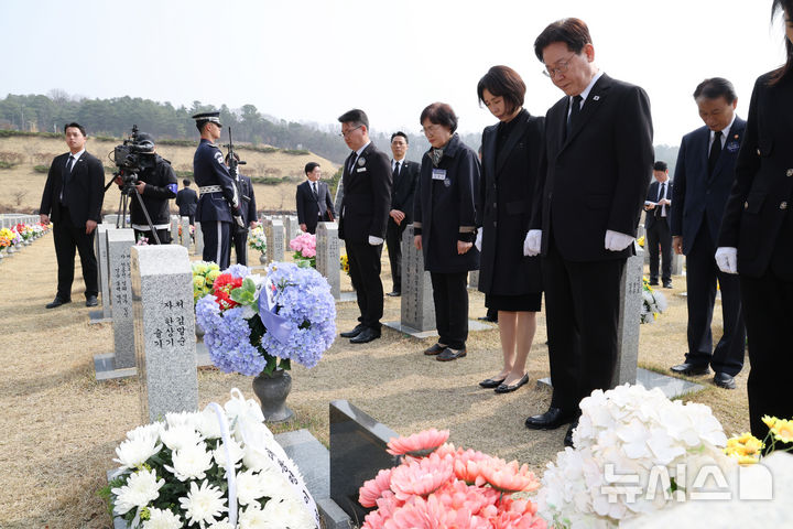 [대전=뉴시스] 고범준 기자 = 이재명 대통령과 김혜경 여사가 27일 국립대전현충원에서 열린 제11회 서해수호의 날 기념식에 앞서 고(故) 한주호 준위 묘역을 참배하고 있다. 2026.03.27. bjko@newsis.com