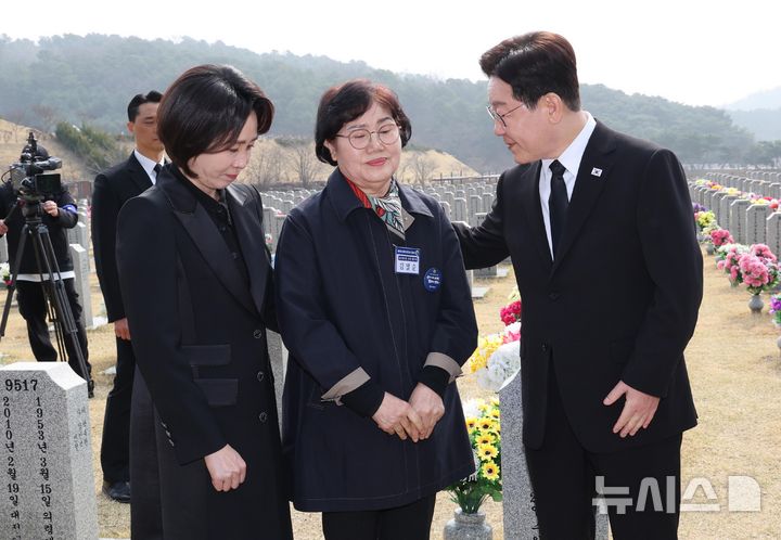 [대전=뉴시스] 고범준 기자 = 이재명 대통령과 김혜경 여사가 27일 국립대전현충원에서 열린 제11회 서해수호의 날 기념식에 앞서 고(故) 한주호 준위 배우자를 위로하고 있다. 2026.03.27. bjko@newsis.com