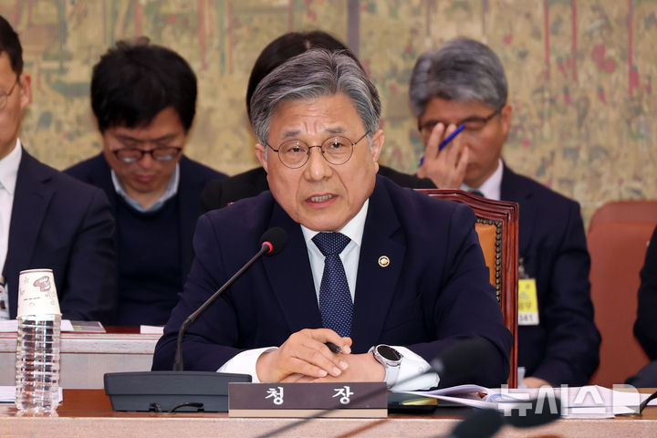 [서울=뉴시스] 고승민 기자 = 허민 국가유산청장이 27일 서울 여의도 국회에서 열린 문화체육관광위원회 전체회의에서 의원 질의에 답하고 있다. 2026.03.27. kkssmm99@newsis.com