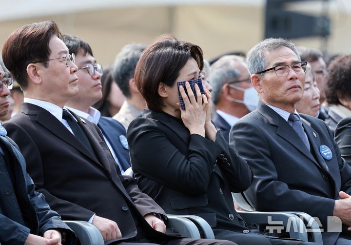 [대전=뉴시스] 고범준 기자 = 이재명 대통령과 김혜경 여사가 27일 국립대전현충원에서 열린 제11회 서해수호의 날 기념식에서 영상을 보고 있다. 2026.03.27. bjko@newsis.com