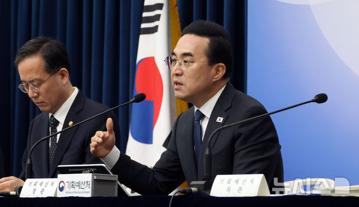 [세종=뉴시스] 강종민 기자 = 박홍근 기획예산처 장관이 지난 27일 세종시 정부세종청사에서 2026년도 추가경정예산안 주요내용을 설명하고 있다. 2026.03.31. ppkjm@newsis.com