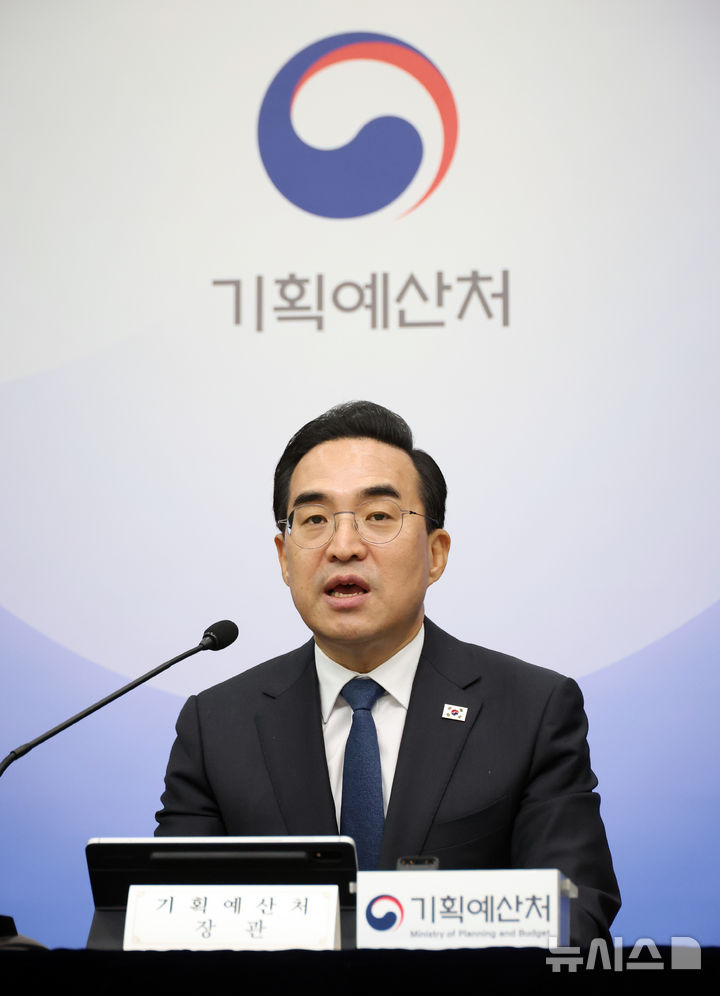 [세종=뉴시스] 강종민 기자 = 박홍근 기획예산처 장관이 지난 27일 세종시 정부세종청사에서 2026년도 추가경정예산안 주요내용을 설명하고 있다. 2026.03.31. ppkjm@newsis.com