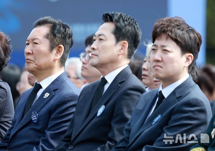 [대전=뉴시스] 고범준 기자 = 정청래(왼쪽부터) 더불어민주당 대표, 장동혁 국민의힘 대표, 이준석 개혁신당 대표 27일 국립대전현충원에서 열린 제11회 서해수호의 날 기념식에서 이재명 대통령의 기념사를 듣고 있다. 2026.03.27. bjko@newsis.com