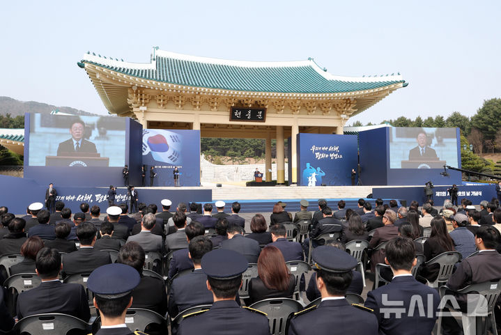 [대전=뉴시스] 고범준 기자 = 이재명 대통령이 27일 국립대전현충원에서 열린 제11회 서해수호의 날 기념식에서 기념사를 하고 있다. 2026.03.27. bjko@newsis.com