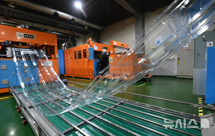 [경기광주=뉴시스] 김종택 기자 = 중동사태 여파로 석유화학 원료인 나프타 재고가 급감하면서 포장 용기 및 종량제 봉투 등 1회용품 포장재 품귀현상이 우려되고 있다. 나프타는 석유화학의 핵심 원료로 플라스틱과 타이어 등 주요 공산품의 기초가 된다. 사진은 지난달 27일 경기 광주시 한 플라스틱 용기 제조업체 모습. 2026.03.27. jtk@newsis.com