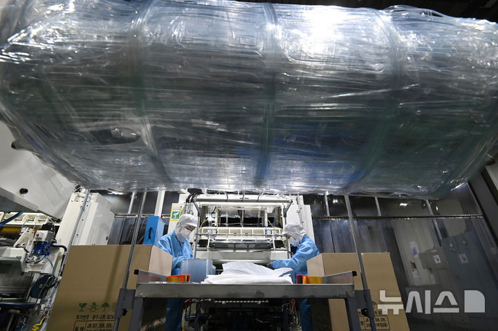 [경기광주=뉴시스] 김종택 기자 = 지난달 27일 경기 광주시 한 플라스틱 용기 제조업체 모습. 2026.03.27. jtk@newsis.com