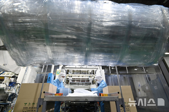 [경기광주=뉴시스] 김종택 기자 = 지난달 27일 경기 광주시 한 플라스틱 용기 제조업체 모습. 2026.04.09. jtk@newsis.com