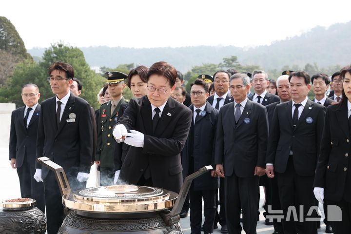 [대전=뉴시스] 고범준 기자 = 이재명 대통령이 27일 국립대전현충원에서 열린 제11회 서해수호의 날 기념식에서 분향하고 있다. 2026.03.27. bjko@newsis.com