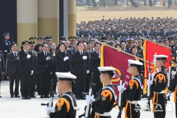 [대전=뉴시스] 고범준 기자 = 이재명 대통령과 김혜경 여사가 27일 국립대전현충원에서 열린 제11회 서해수호의 날 기념식에서 현충탑 참배를 위해 이동하고 있다. 2026.03.27. bjko@newsis.com