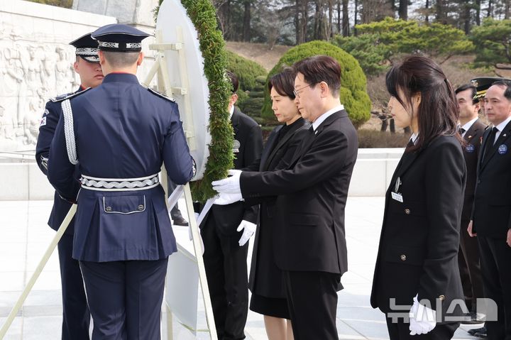 [대전=뉴시스] 고범준 기자 = 이재명 대통령과 김혜경 여사가 27일 국립대전현충원에서 열린 제11회 서해수호의 날 기념식에서 헌화하고 있다. 2026.03.27. bjko@newsis.com