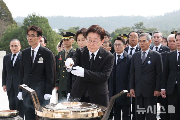 [대전=뉴시스] 고범준 기자 = 이재명 대통령과 김혜경 여사가 27일 국립대전현충원에서 열린 제11회 서해수호의 날 기념식에서 분향하고 있다. 2026.03.27. bjko@newsis.com