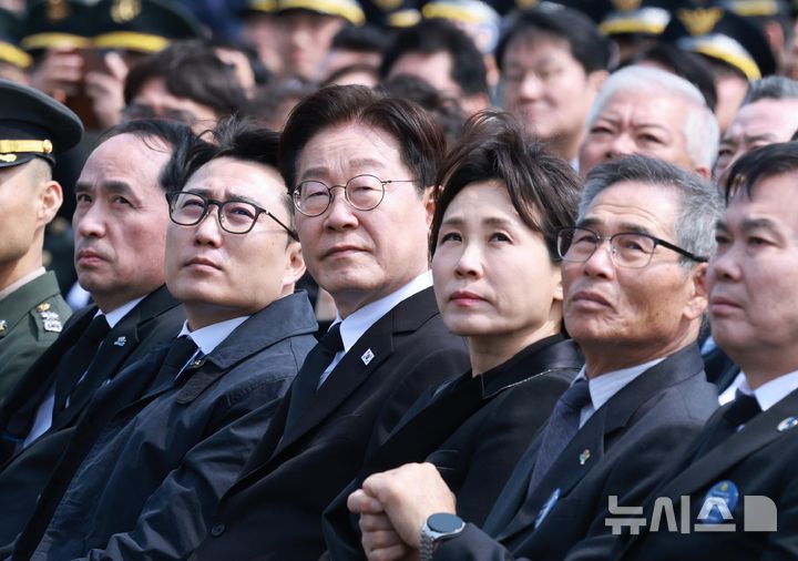 [대전=뉴시스] 고범준 기자 = 이재명 대통령과 김혜경 여사가 27일 국립대전현충원에서 열린 제11회 서해수호의 날 기념식에서 블랙이글스 기념비행을 보고 있다. 2026.03.27. bjko@newsis.com