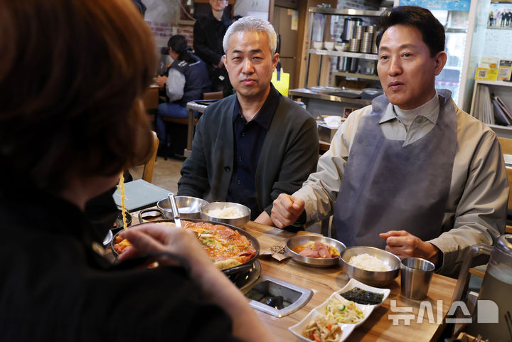 [서울=뉴시스] 이영환 기자 = 오세훈(오른쪽) 서울시장이 27일 소상공인 음식점 민생 현장 방문의 일환으로 서울 동대문구의 한 부대찌개 전문점을 찾아 사장 부부, 신용보증재단 관계자 등과 대화를 하고 있다. 2026.03.27. 20hwan@newsis.com