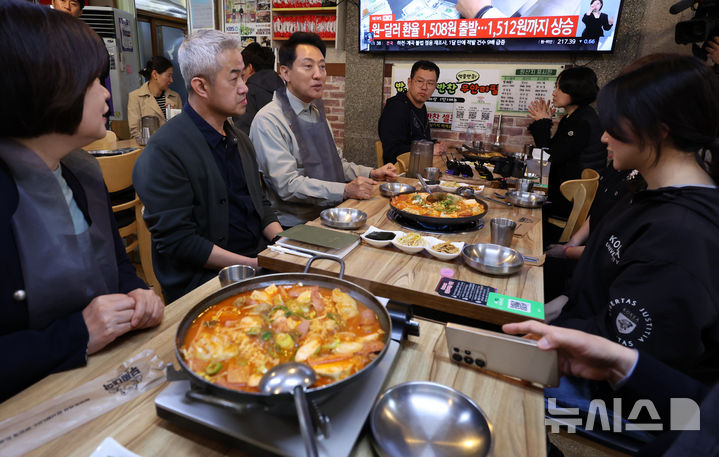 [서울=뉴시스] 이영환 기자 = 오세훈(왼쪽 세 번째) 서울시장이 27일 소상공인 음식점 민생 현장 방문의 일환으로 서울 동대문구의 한 부대찌개 전문점을 찾아 사장 부부, 신용보증재단 관계자 등 식사를 하고 있다. 2026.03.27. 20hwan@newsis.com
