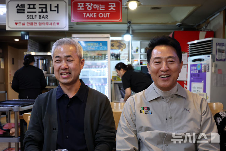 [서울=뉴시스] 이영환 기자 = 오세훈(오른쪽) 서울시장이 27일 소상공인 음식점 민생 현장 방문의 일환으로 서울 동대문구의 한 부대찌개 전문점을 찾아 사장 부부, 신용보증재단 관계자 등과 식사를 하고 있다. 2026.03.27. 20hwan@newsis.com
