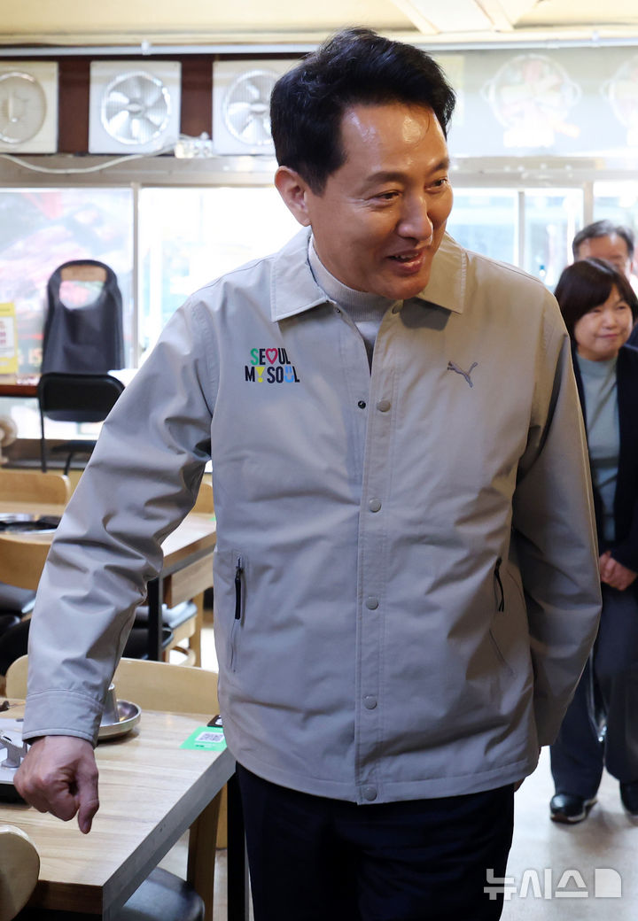 [서울=뉴시스] 이영환 기자 = 오세훈 서울시장이 27일 소상공인 음식점 민생 현장 방문의 일환으로 서울 동대문구의 한 부대찌개 전문점을 방문하고 있다. 2026.03.27. 20hwan@newsis.com