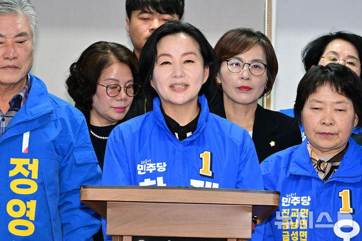 [하동=뉴시스] 차용현 기자 = 다가오는 6.3지방선거 하동군수 선거에 출마하는 더불어민주당 제윤경 예비후보가 27일 오전 경남 하동군청 브리핑룸에서 기자회견을 열고 출마를 공식 선언했다. 2026.03.27. con@newsis.com