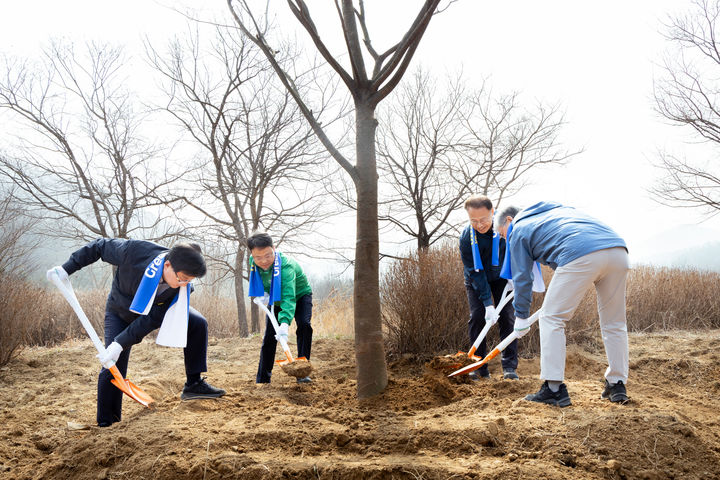 [서울=뉴시스] 김근수 기자 = 김성환 기후에너지환경부 장관이 27일 경기도 용인시 경안천 일대에서 열린 '탄소흡수원 확충을 위한 민간참여 나무심기 행사'에서 나무를 심고 있다. (사진= 기후에너지환경부 제공) 2026.03.27. photo@newsis.com *재판매 및 DB 금지