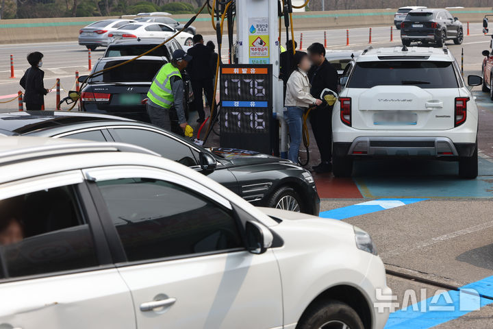 [서울=뉴시스] 황준선 기자 = 2차 석유 최고 가격제 시행 첫날인 27일 유가가 저렴한 서울 서초구 만남의 광장 주유소에 주유를 하려는 차량들이 대기하고 있다. 정부는 전날 2차 최고가격제 고시를 통해 도매가격을 휘발유 리터당 1934원, 경유 리터당 1923원 수준으로 책정했다. 업계에서는 소비자가 체감하는 본격적인 소매가격 상승은 기존 재고 소진 여부와 개별 주유소 가격 전략에 따라 시차를 두고 주말부터 나타날 것으로 보고 있다. 2026.03.27. hwang@newsis.com